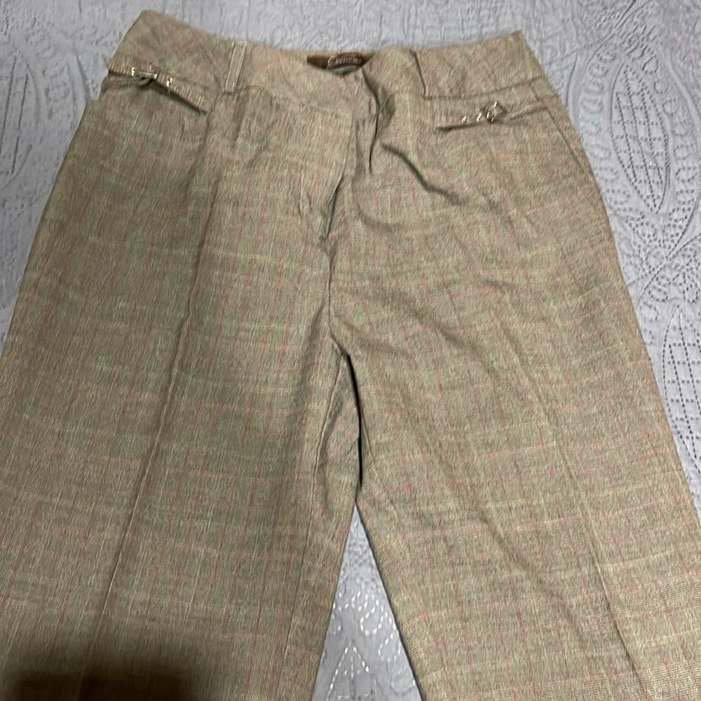 Grey pants literally pink line